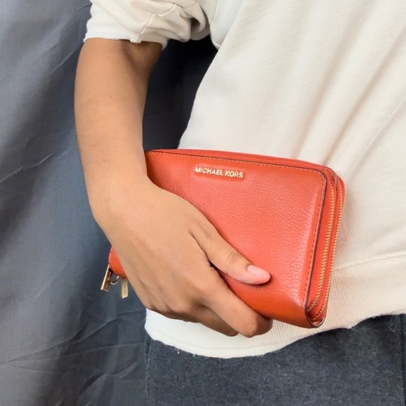 Vintage Michael Kors clutch. - Picture 2 of 7